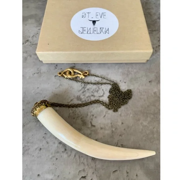 St. Eve Jewelry Horn Pendant Necklace - Picture 3 of 3